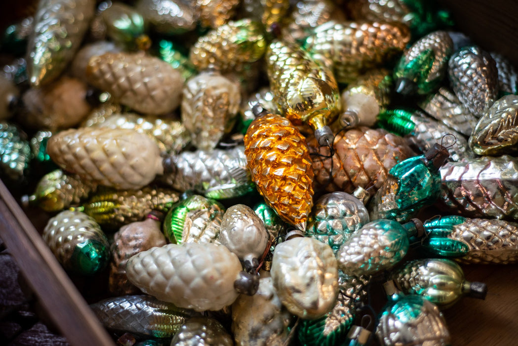 Vintage Glass Pine Cone Ornaments – Gold, Silver & White Set (6–24 pcs)