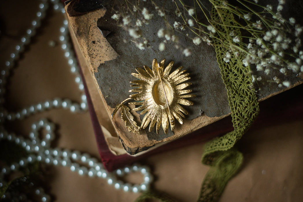 Daisy enamel blue Vintage metal brooch,  Art Deco style, Mother's Day gift.