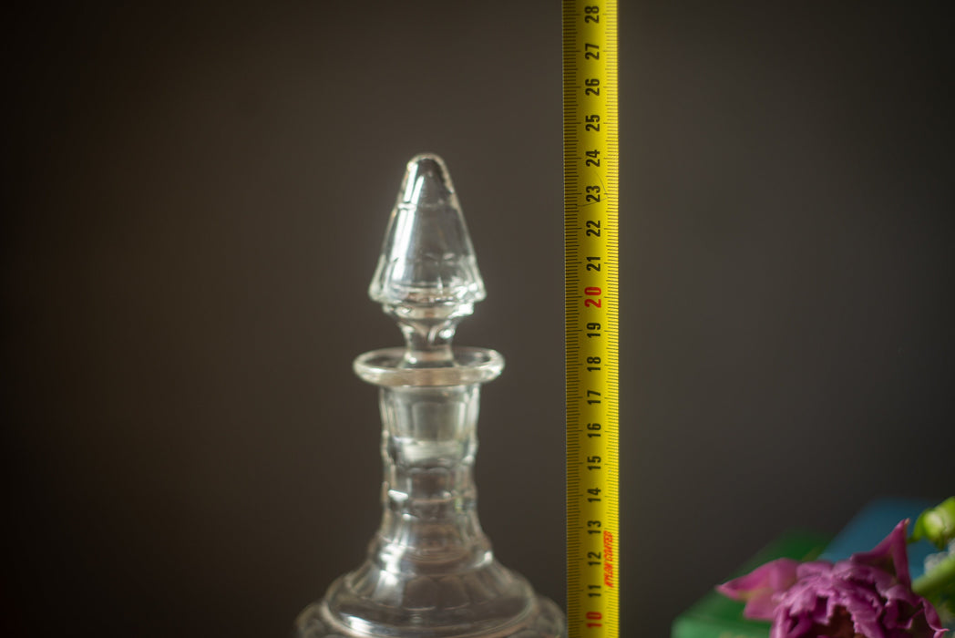 Vintage Glass Whiskey Decanter – Elegant Barware
