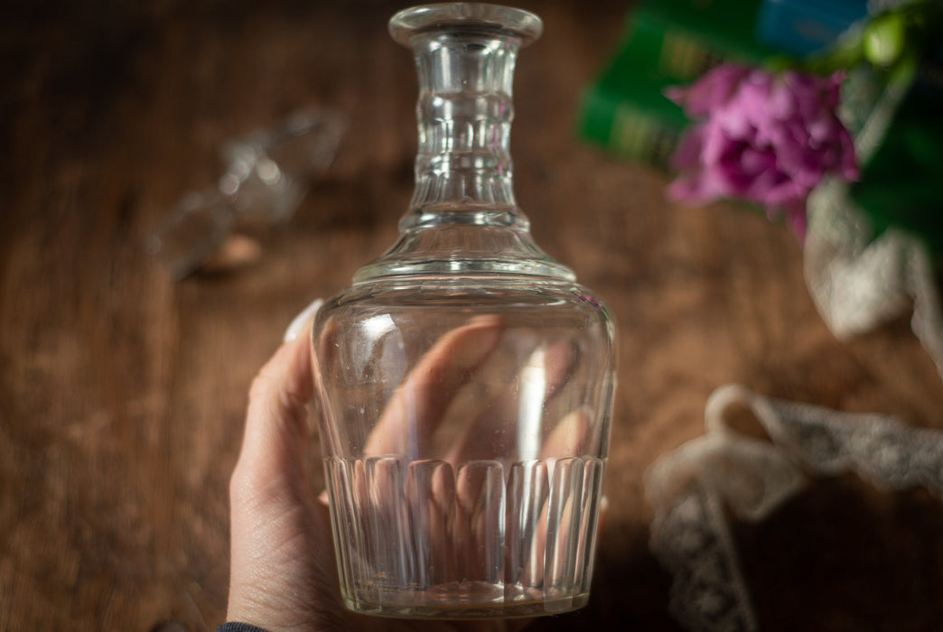 Vintage Glass Whiskey Decanter – Elegant Barware