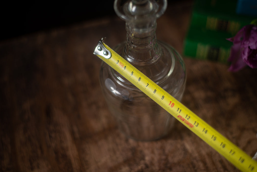 Vintage Glass Whiskey Decanter – Elegant Barware