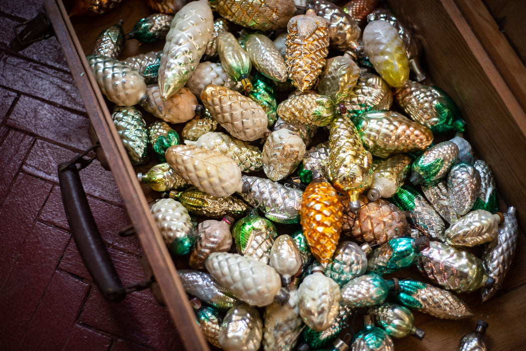Vintage Glass Pine Cone Ornaments – Gold, Silver & White Set (6–24 pcs)