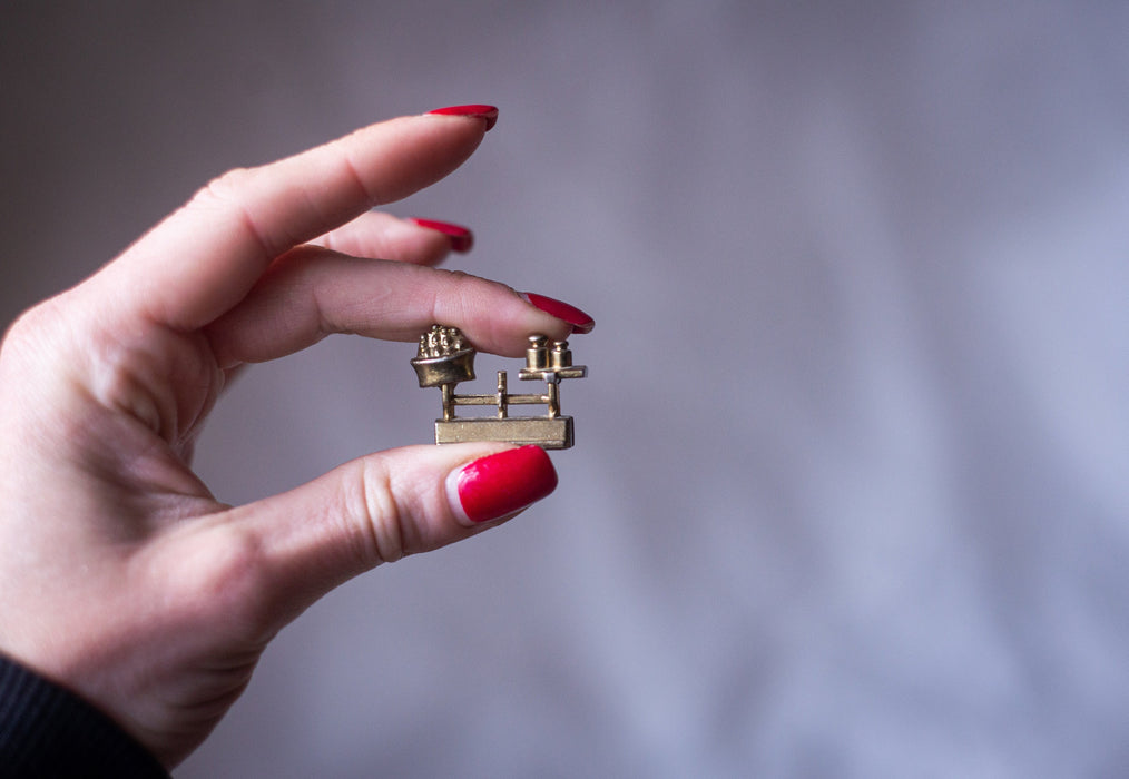 Brass Dollhouse Miniatures Vintage Clock Cauldron Mirror Set2-4cm