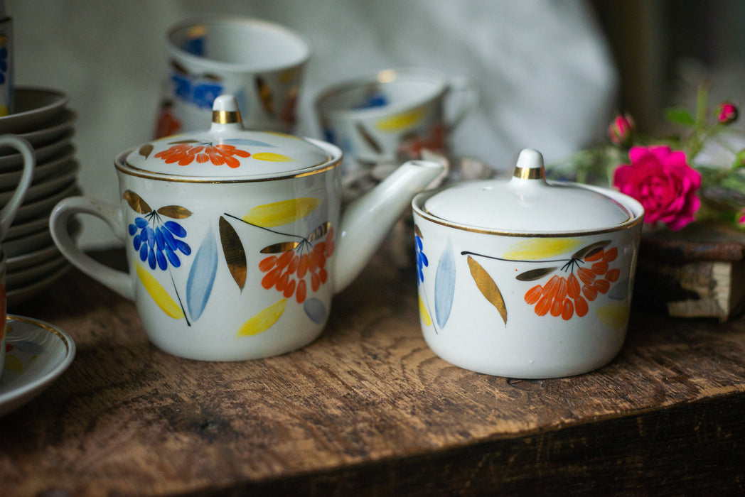 Vintage Porcelain tea set, 9-Piece china tea set, ceramic teapot, milk jug, sugar bowl, 3 ceramic cups, and 3 saucers