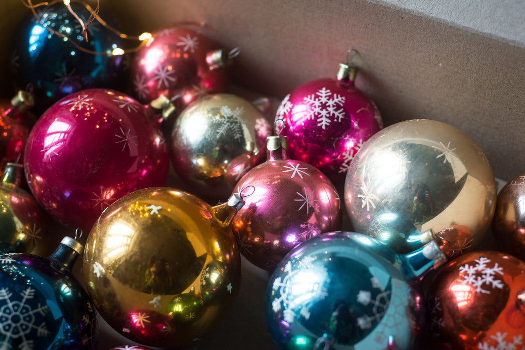Vintage Christmas Ornaments – Snowflake Glass Balls, Silver Pink Boxed Set