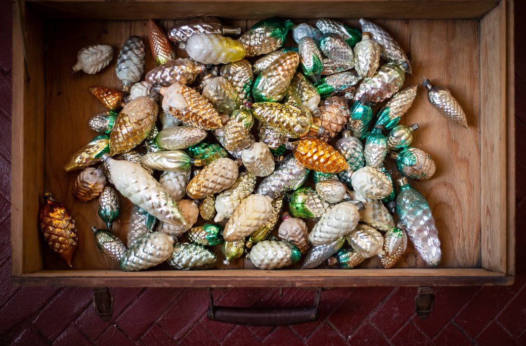 Vintage Glass Pine Cone Ornaments – Gold, Silver & White Set (6–24 pcs)