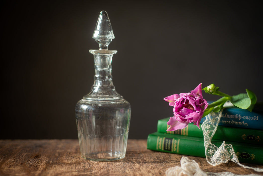 Vintage Glass Whiskey Decanter – Elegant Barware
